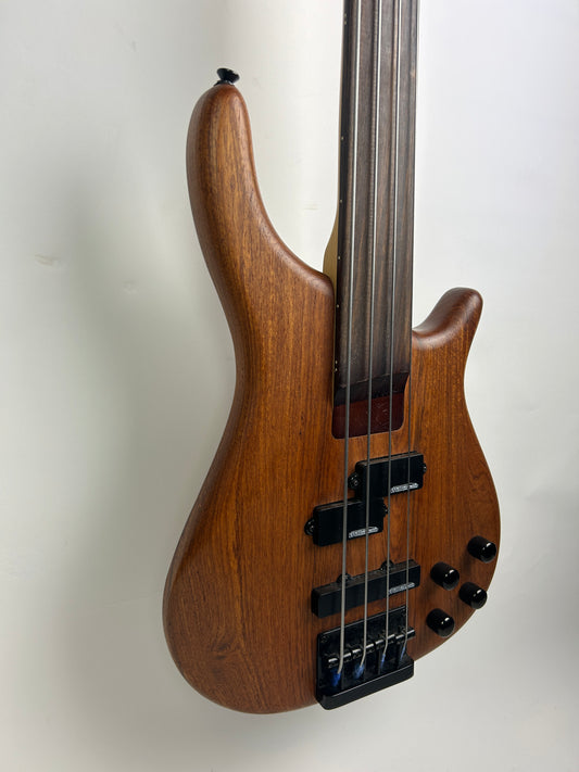 Vintage V940FL Fretless Bass
