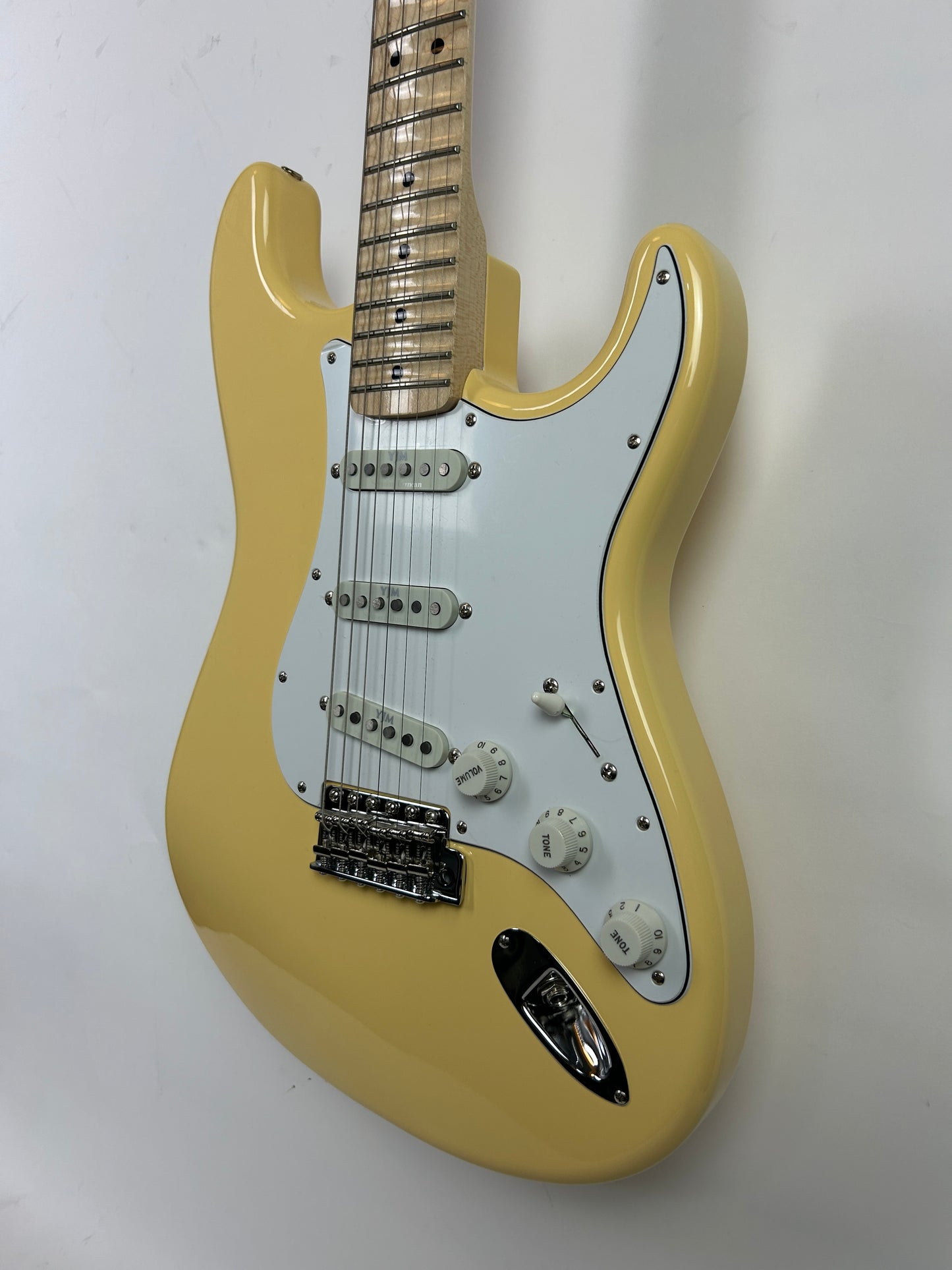 Fender Yngwie Malmsteen Stratocaster, Scalloped Maple Fingerboard, Vintage White (B-Stock)