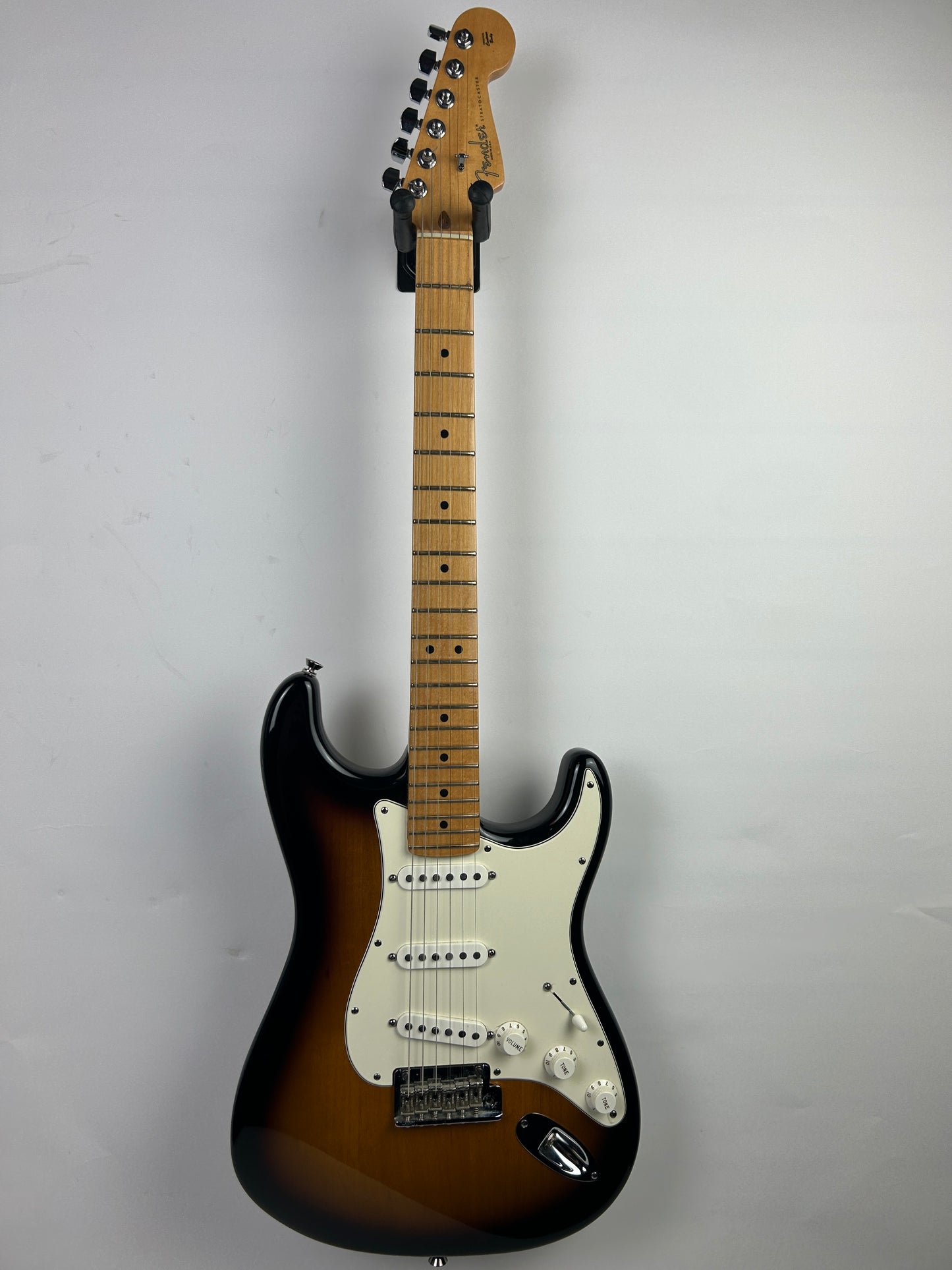 Fender American Standard Stratocaster (2007), Maple Fingerboard, 3-Color Sunburst (Pre-Owned)
