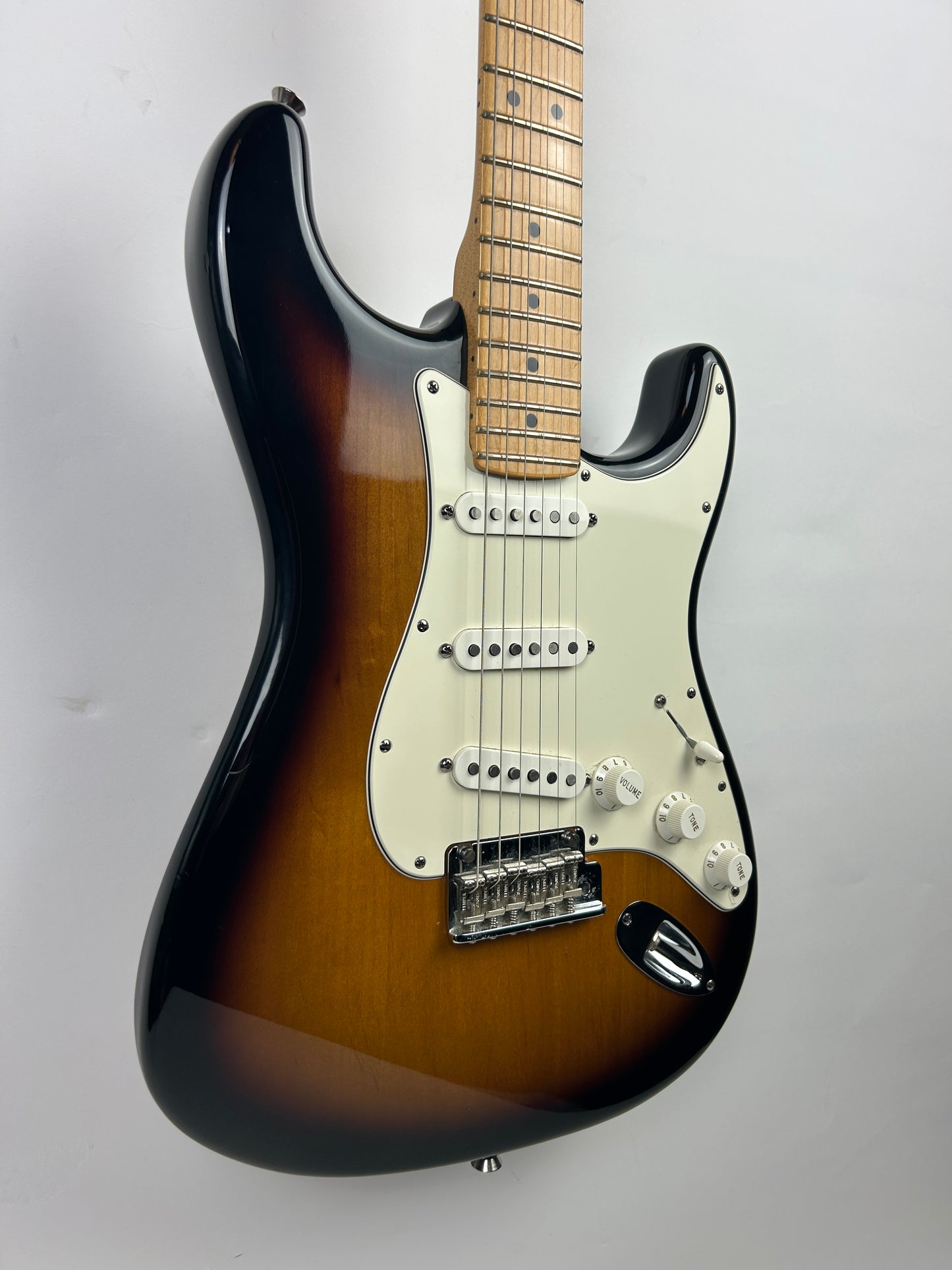 Fender American Standard Stratocaster (2007), Maple Fingerboard, 3-Color Sunburst (Pre-Owned)