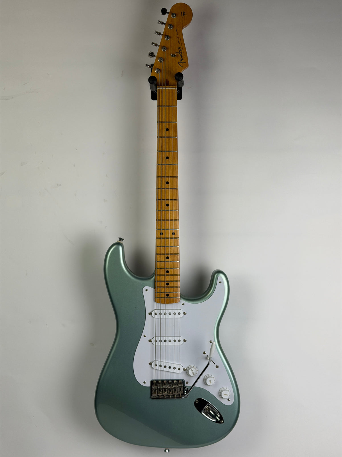 Fender AVRI American Vintage '57 Stratocaster Reissue (2001), Ice Blue Metallic (Pre-Owned)